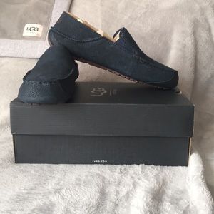 UGG UPSHAW SLIPPER (AZUL)